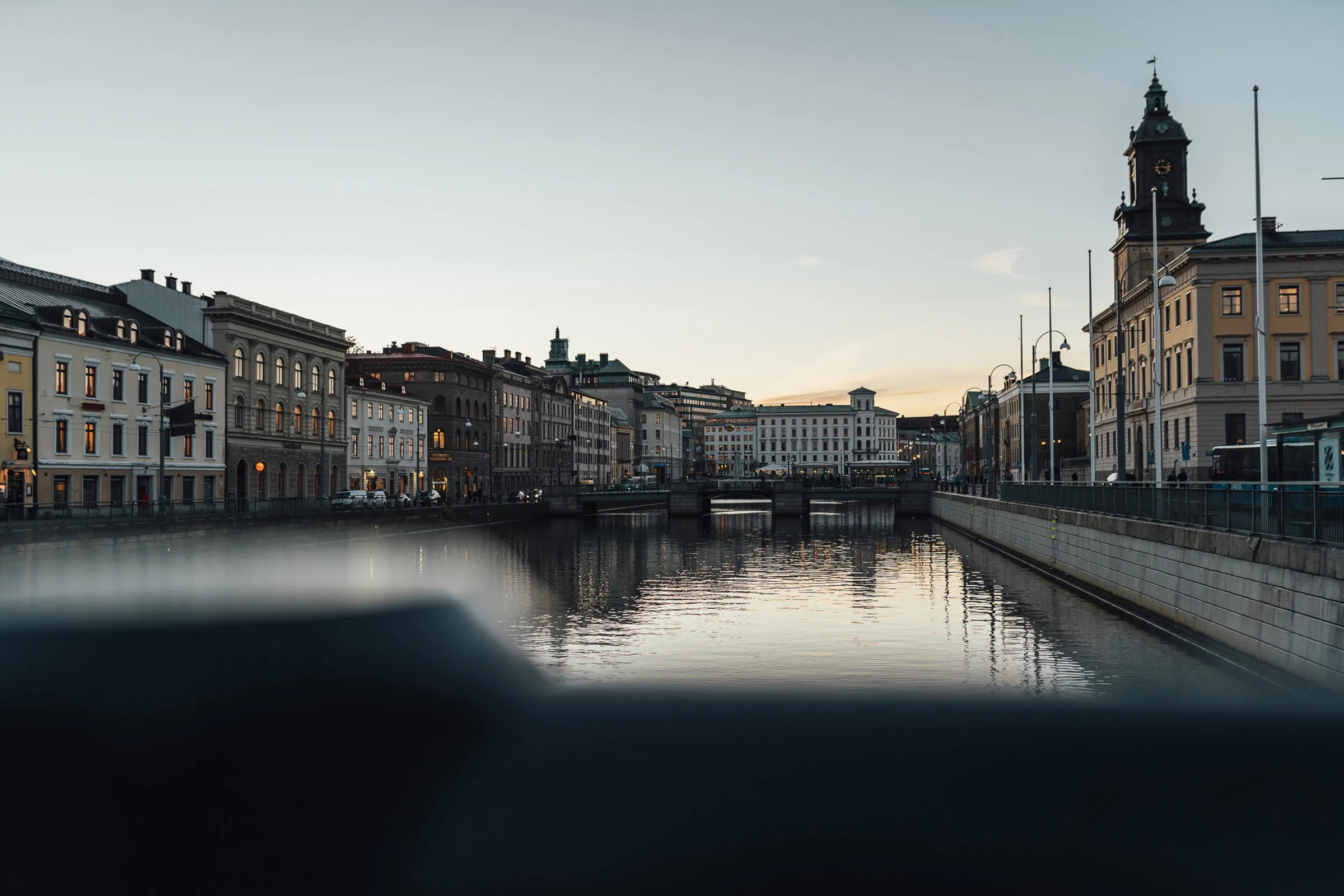 Vy över kanalen i Göteborg i skymningen